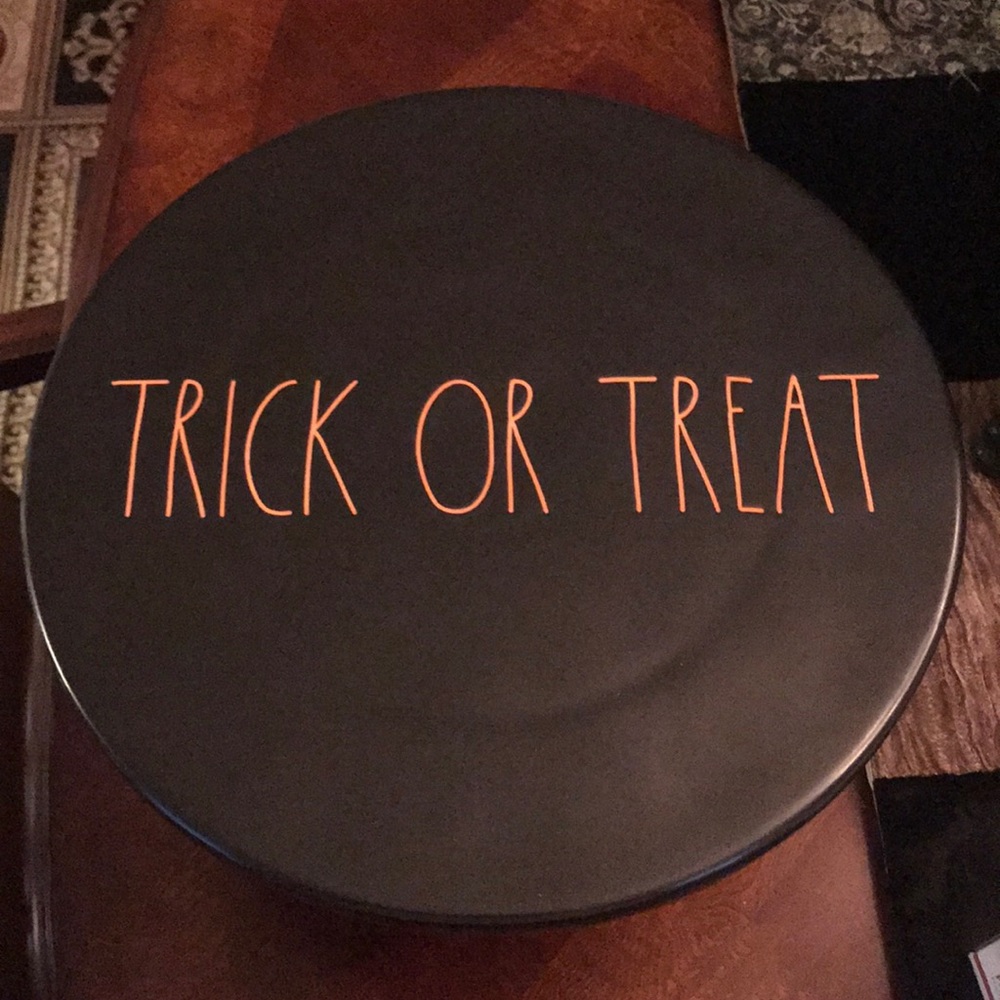 Rare 2019 Rae Dunn Trick or Treat Cake Stand NEW